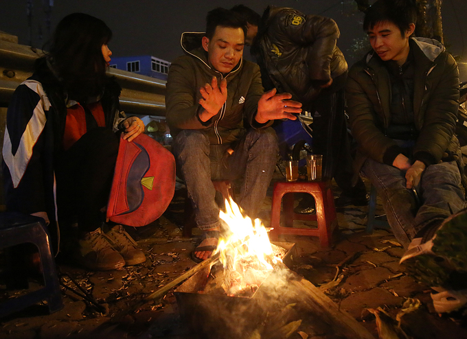 Người Hà Nội đốt lửa xua giá rét